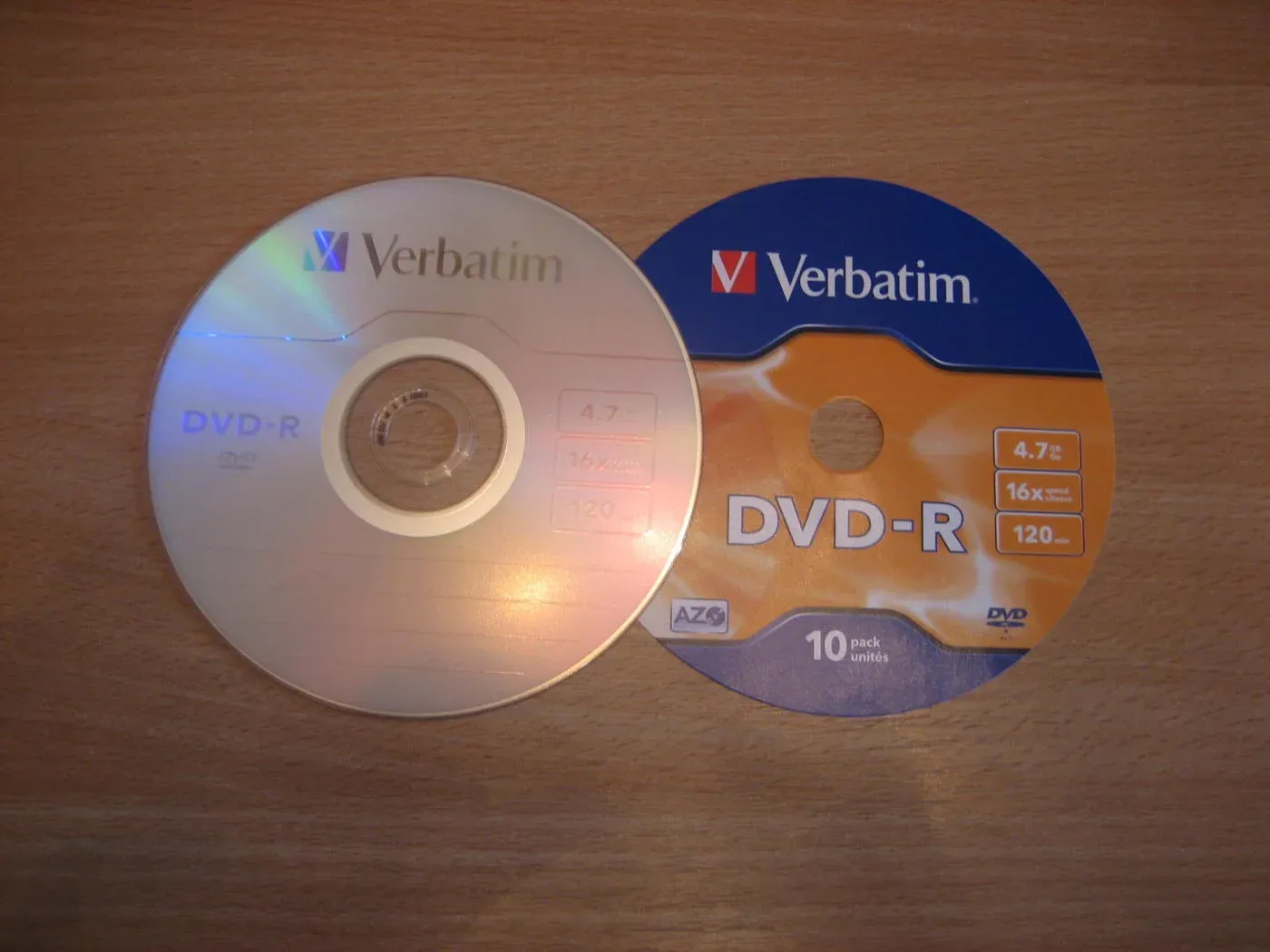 Емкость dvd. DVD+R Disc LC DVX-583 K на столе. DVD+R Disc LC DVX-583 K. Ёмкость DVD диска. Емкость диска DVD-R.